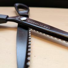 Load image into Gallery viewer, Scalloped Pinking Shears